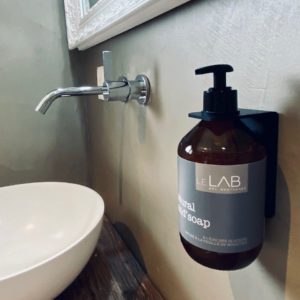 le support en alu noir mat est l’accessoire fonctionnel et élégant à fixer facilement dans votre salle de bain. Votre bouteille de savon liquide est ainsi maintenue solidement et ne risque pas de tomber.